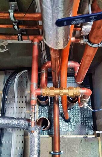 https://plumberjoondalup.com.au/uploads/2025/06/commercial-plumbing-390382.jpg